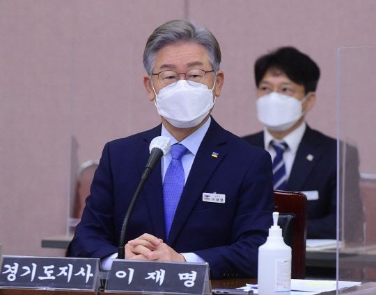 이재명 경기도지사가 지난 18일 오전 경기도청에서 열린 국회 행정안전위원회의 경기도에 대한 국정감사에 참석해 개회를 기다리고 있다. 국회사진기자단, 연합뉴스